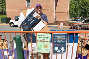 Alma Mackic helps collect cardboard recycling during Fall 2024 Move-In